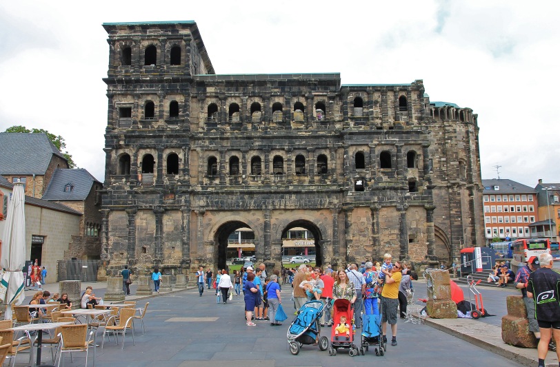 The Porta Nigra and a bunch of citytrippers...