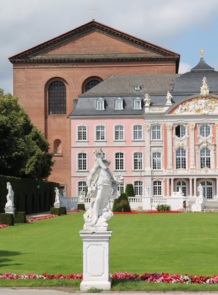 The Palast Garten: statue, Basilika, Kurfürstliches Palais.